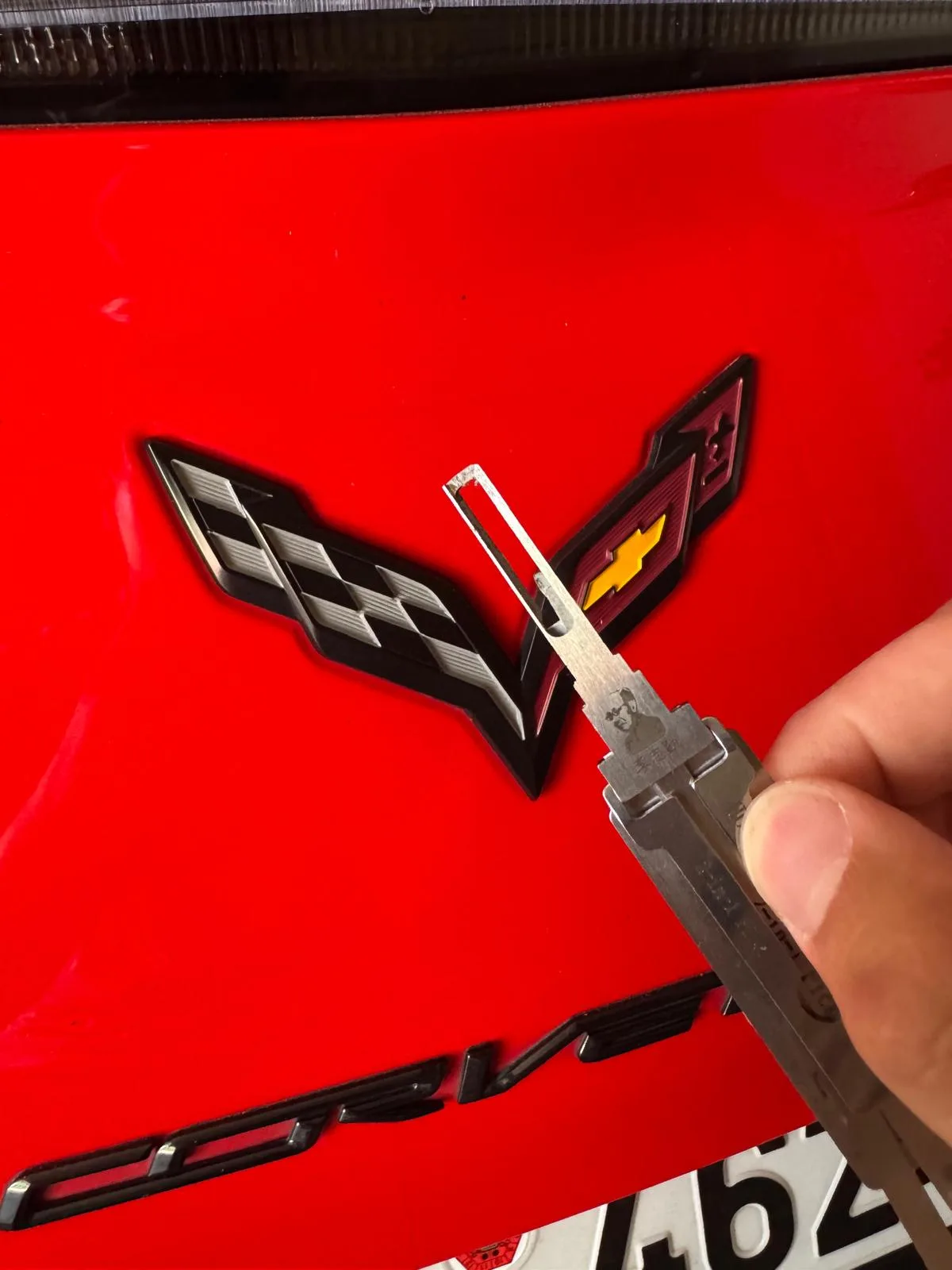 Otevírání zámku kufru Chevroletu Corvette