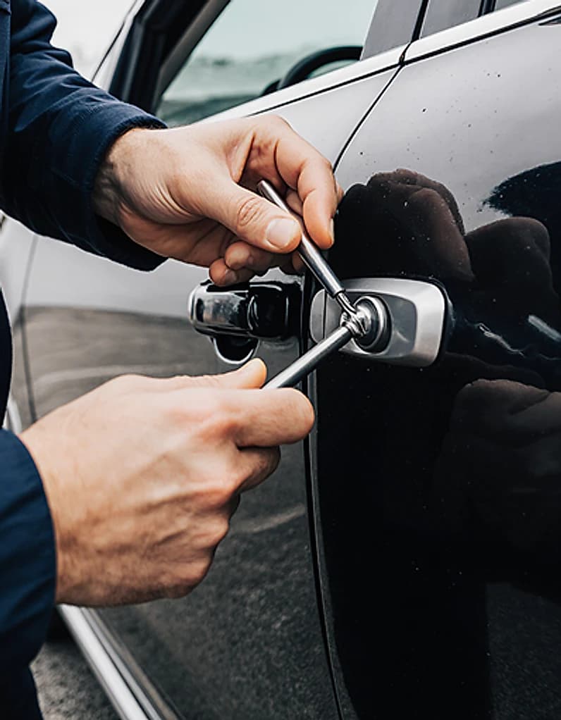 Autozámečník šetrně otevírá zámek dveří auta